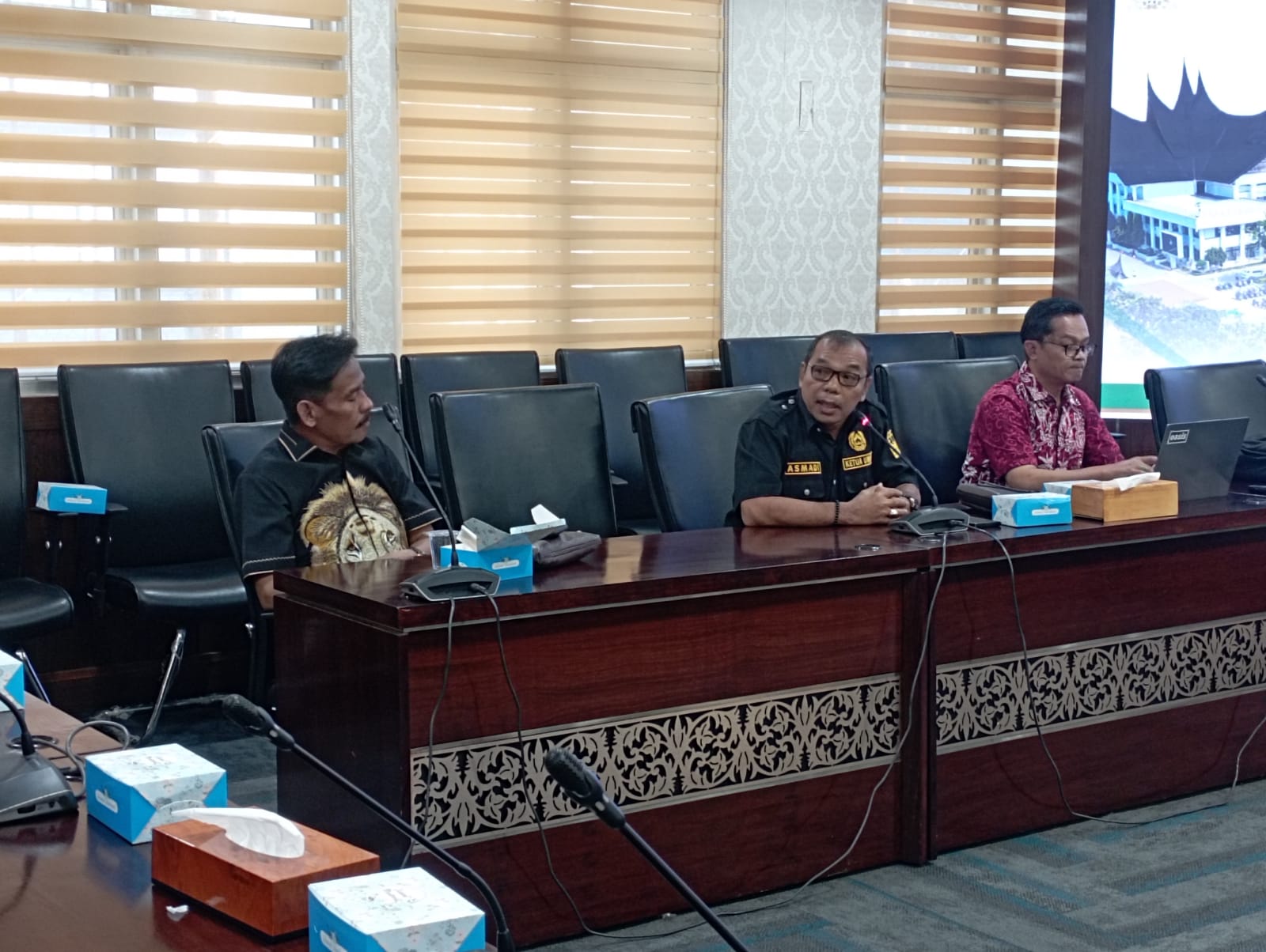 Sebanyak 14 Ketua KONI Kabupaten Kota sesumbar audiensi dengan Komisi V DPRD Provinsi Sumbar, agar Porprov diundur bulan depan. (chandra antoni)